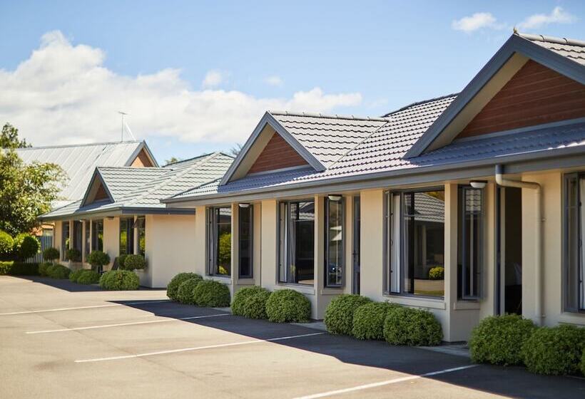 Студия Стандарт, Centre Court Motel