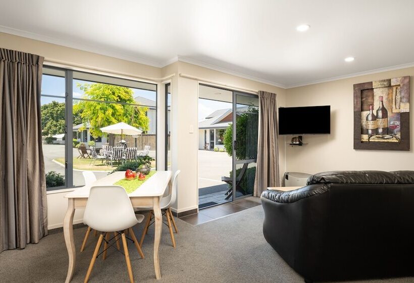 شقة إدارية غرفة واحدة, Centre Court Motel