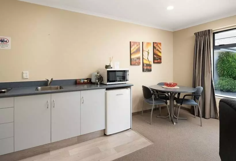 سوئیت 2 خوابه, Centre Court Motel