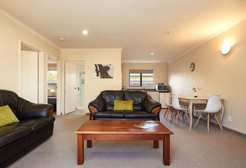 جناح غرفتين نوم, Centre Court Motel