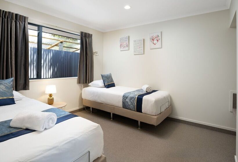 جناح غرفتين نوم, Centre Court Motel