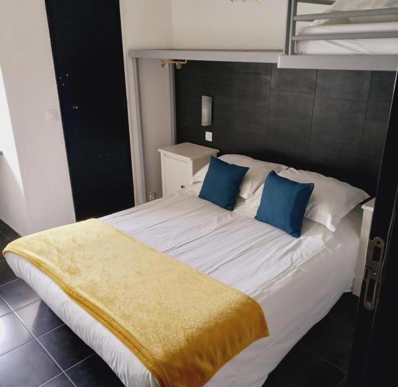 اتاق استاندارد سه نفره, Hôtel M&r