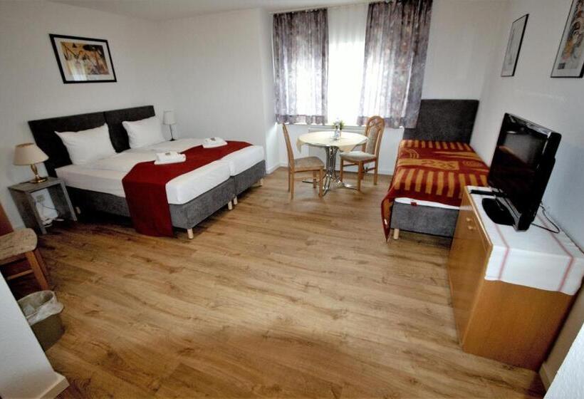 스탠다드 트리플 룸, Leo Muhlhausen