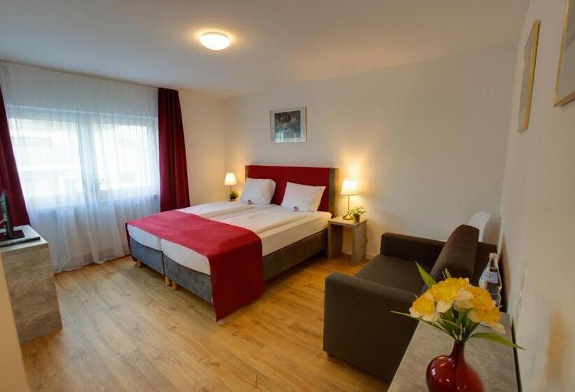 스탠다드 트리플 룸, Leo Muhlhausen