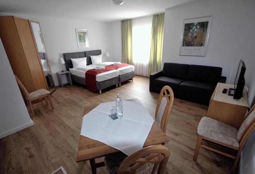 4인용 스탠다드 룸, Leo Muhlhausen