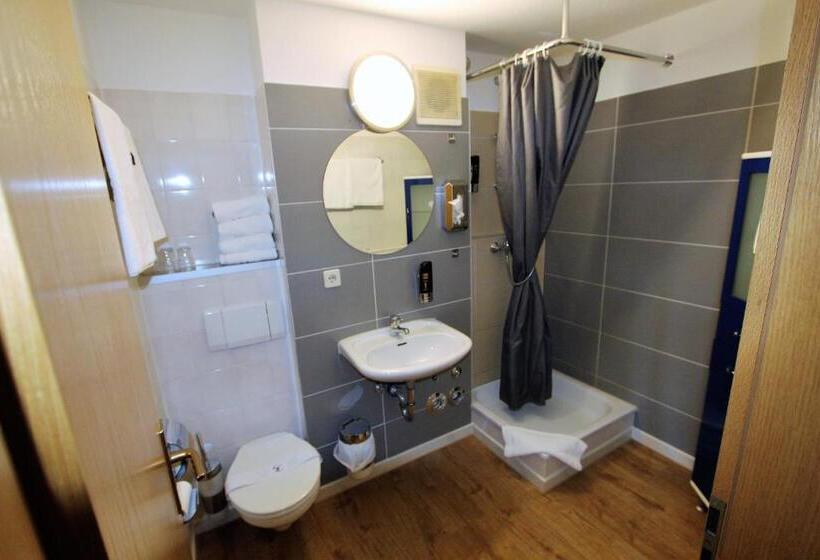 4인용 스탠다드 룸, Leo Muhlhausen