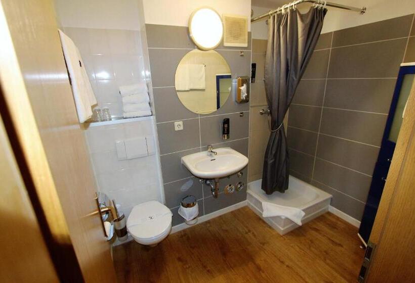 4인용 스탠다드 룸, Leo Muhlhausen