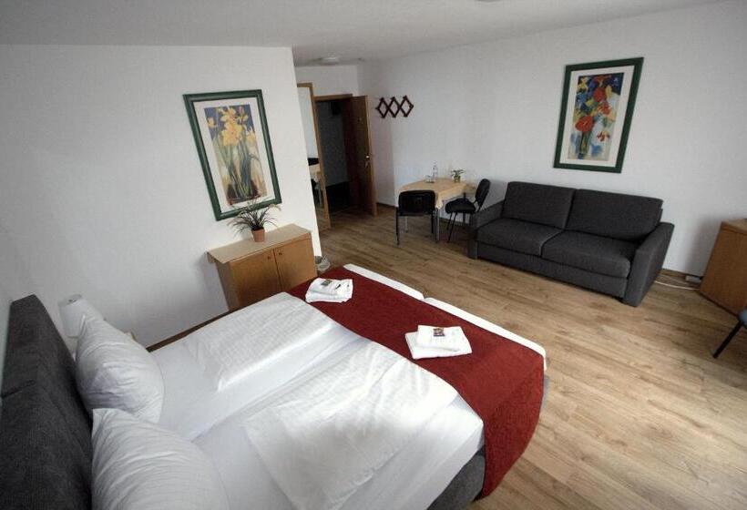 4인용 스탠다드 룸, Leo Muhlhausen