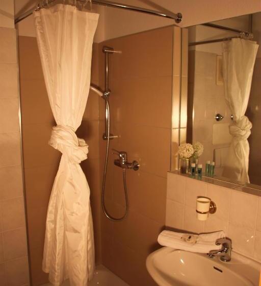 이코노미 룸, Leo Muhlhausen