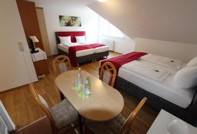 4인용 스탠다드 룸, Leo Muhlhausen