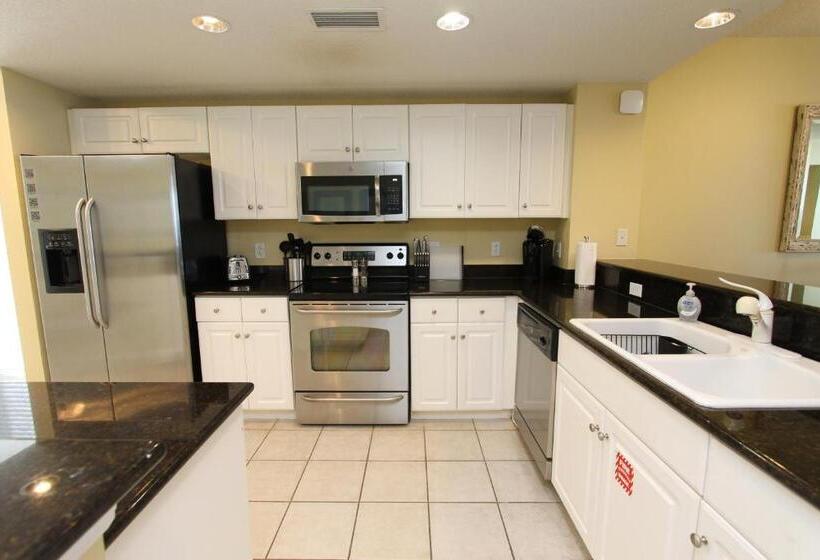 オーシャンビューのデラックストリプルルーム, Majestic Beach Resort The Official Onsite Rental Company, Panama City Beach, Fl