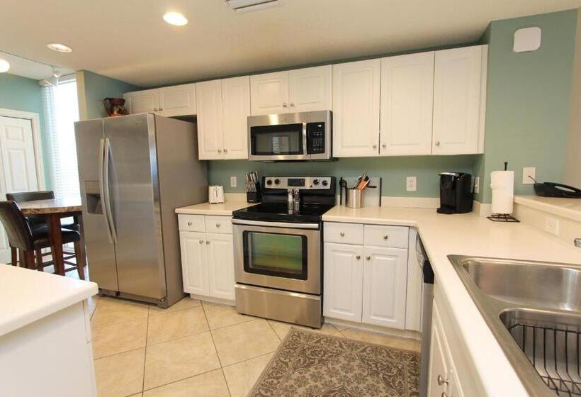اتاق استاندارد سه تخته با بالکن, Majestic Beach Resort The Official Onsite Rental Company, Panama City Beach, Fl