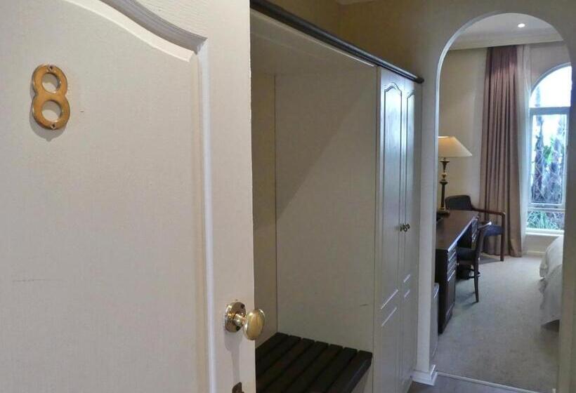 חדר דלוקס, 39 On Church