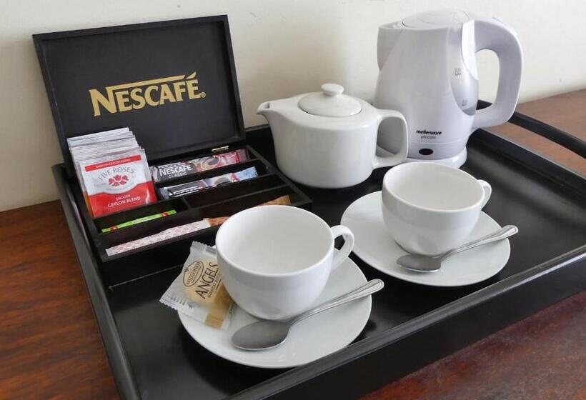 חדר דלוקס, 39 On Church