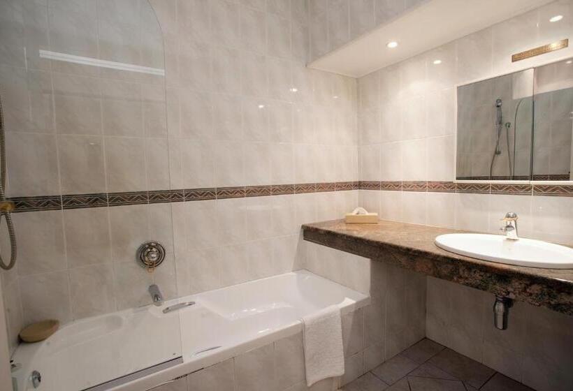 חדר דלוקס, 39 On Church