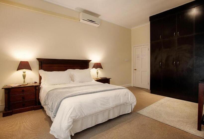 חדר משפחתי, 39 On Church