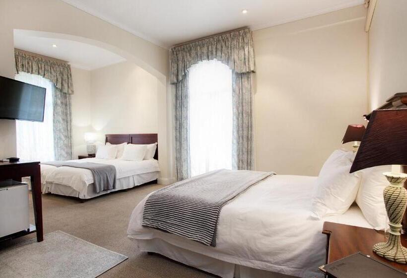 חדר משפחתי, 39 On Church