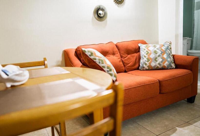 اتاق استاندارد با تراس, Connie's Comfort Suites