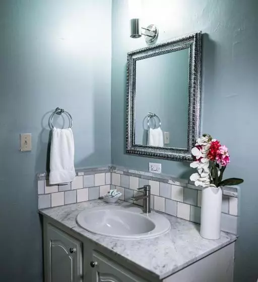 سوییت, Connie's Comfort Suites