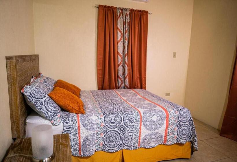 اتاق لوکس, Connie's Comfort Suites