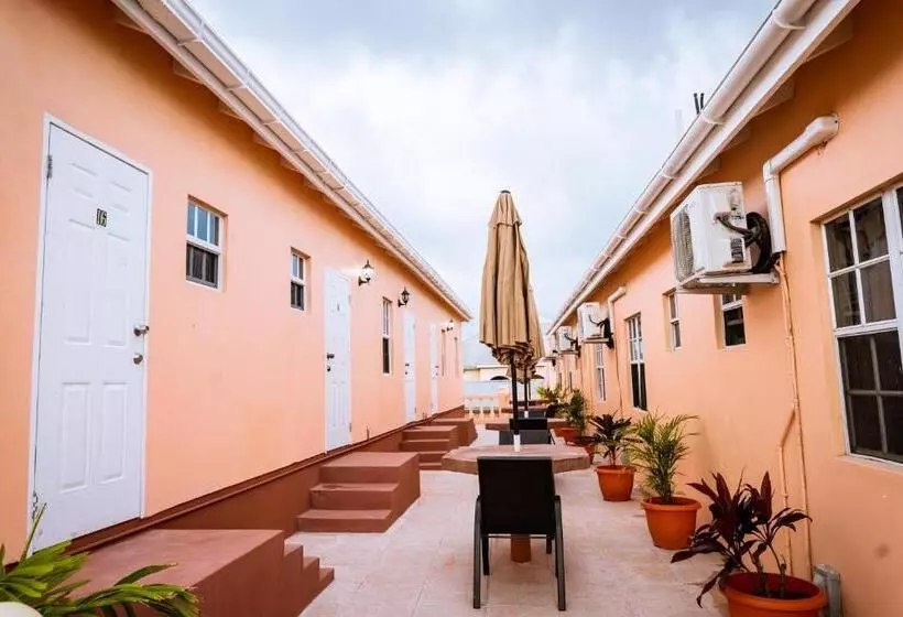 آپارتمان 1 خوابه با تراس, Connie's Comfort Suites