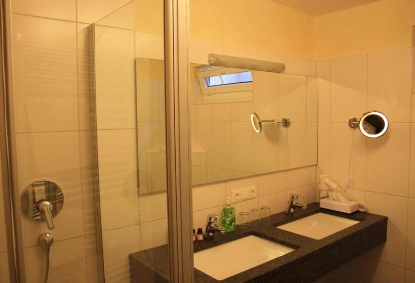 חדר משפחתי, Wald Hotel Heppe