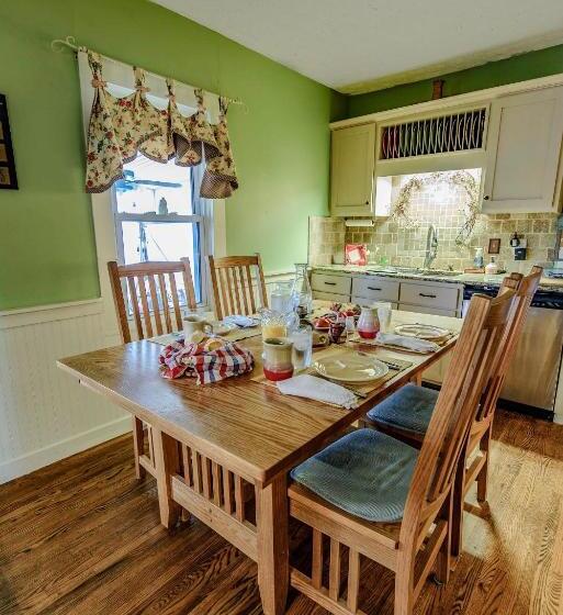 غرفة قياسية ثلاثية مع حمام خارجي, Wolf Creek Farm B&b And Motorcycle Manor At Wolf Creek Farm, Llc