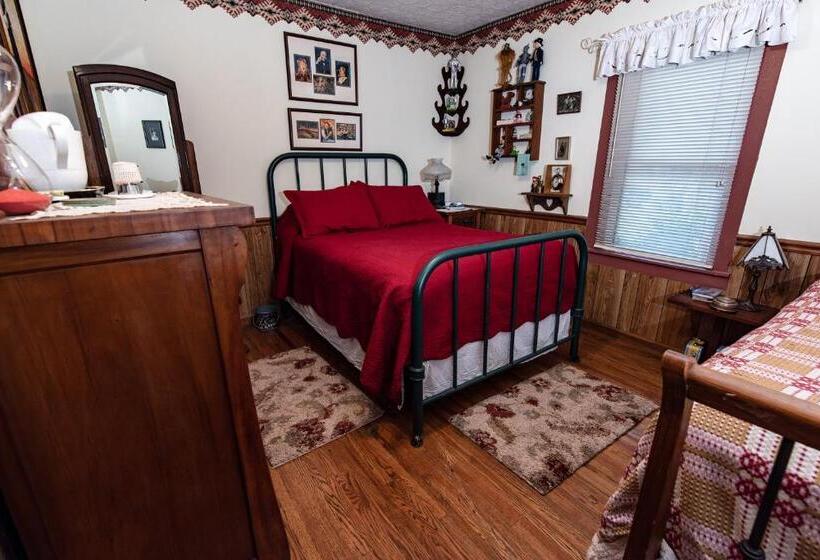 غرفة قياسية ثلاثية مع حمام خارجي, Wolf Creek Farm B&b And Motorcycle Manor At Wolf Creek Farm, Llc