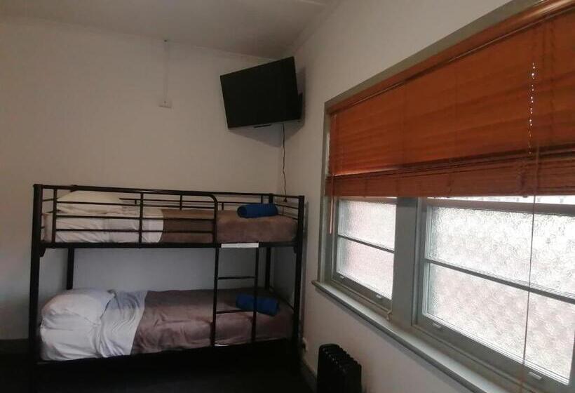 غرفة قياسية رباعية حمام مشترك, The Coramba