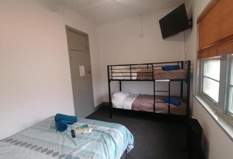 חדר סטנדרטי לארבעה עם חדר אמבטיה משותף, The Coramba