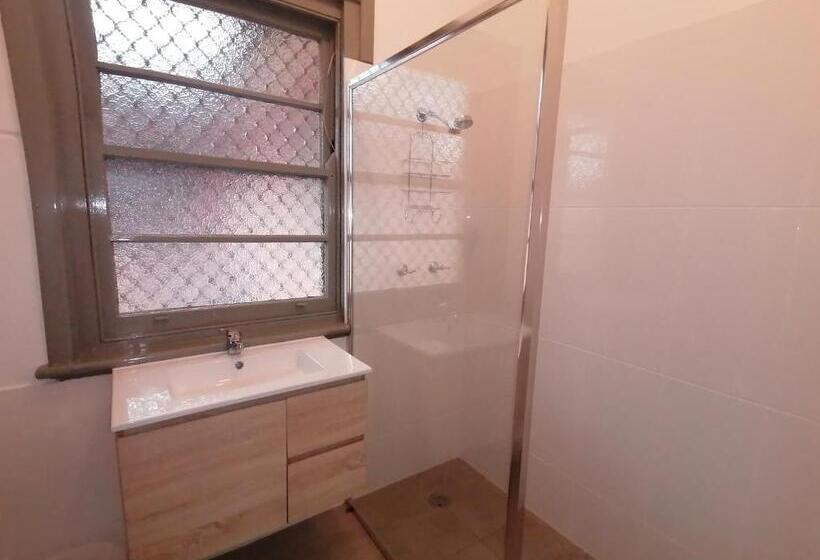 חדר סטנדרטי לארבעה עם חדר אמבטיה משותף, The Coramba