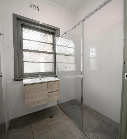 חדר סטנדרטי לארבעה עם חדר אמבטיה משותף, The Coramba