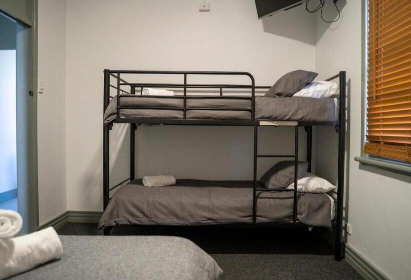 חדר סטנדרטי לארבעה עם חדר אמבטיה משותף, The Coramba