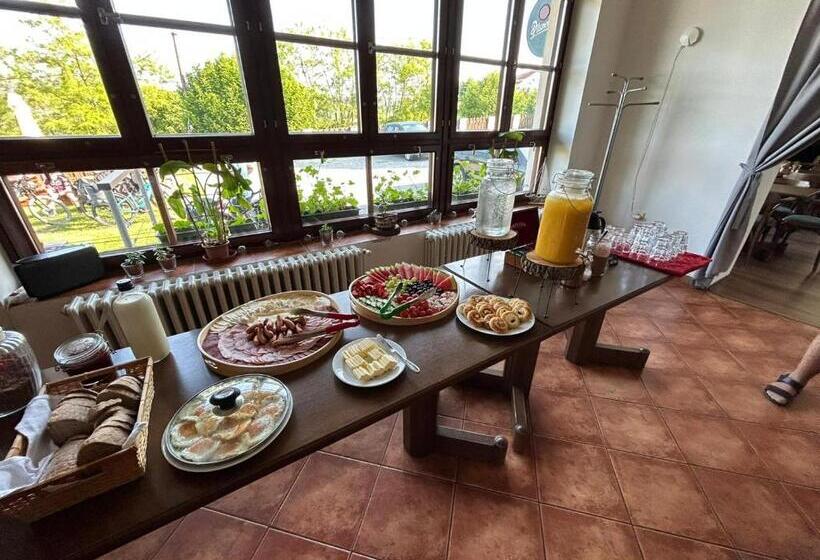 Folyóra Néző Suite, Penzion Maják