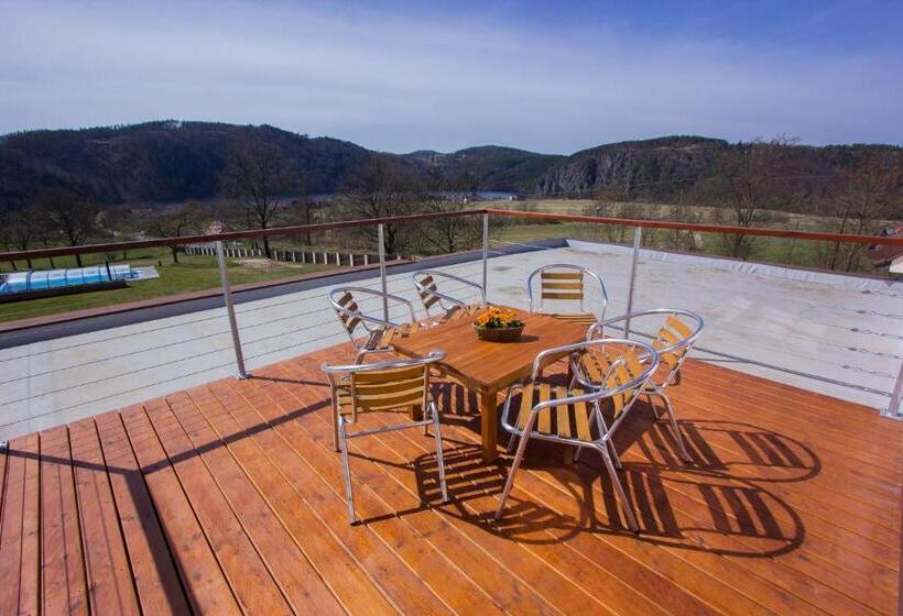 Folyóra Néző Suite, Penzion Maják