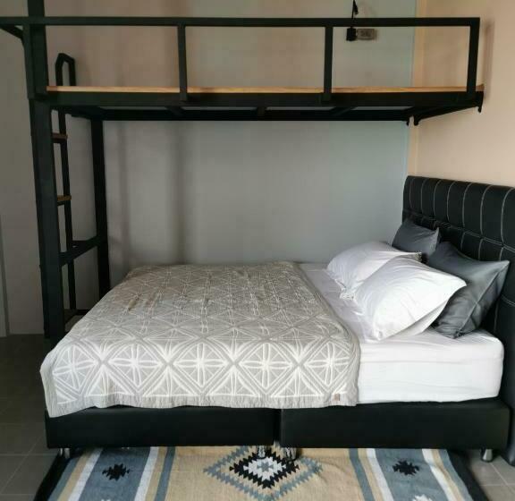 חדר סטנדרט לשלושה, The 8 Hostel Buriram