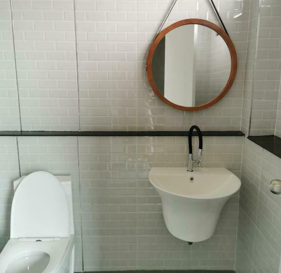 스탠다드 룸, The 8 Hostel Buriram