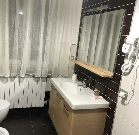 Premium Neljän Hengen Huone, Rajas