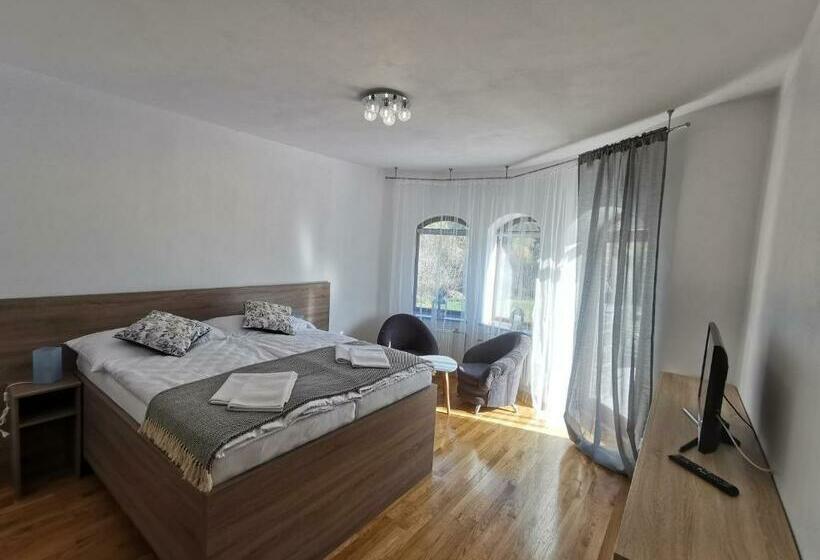 غرفة عائلية, Zamoček