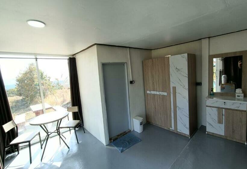 Standardrum med Terrass, บ้านไร่ระเบียงฟ้า น้ำหนาว แคมป์ปิ้ง