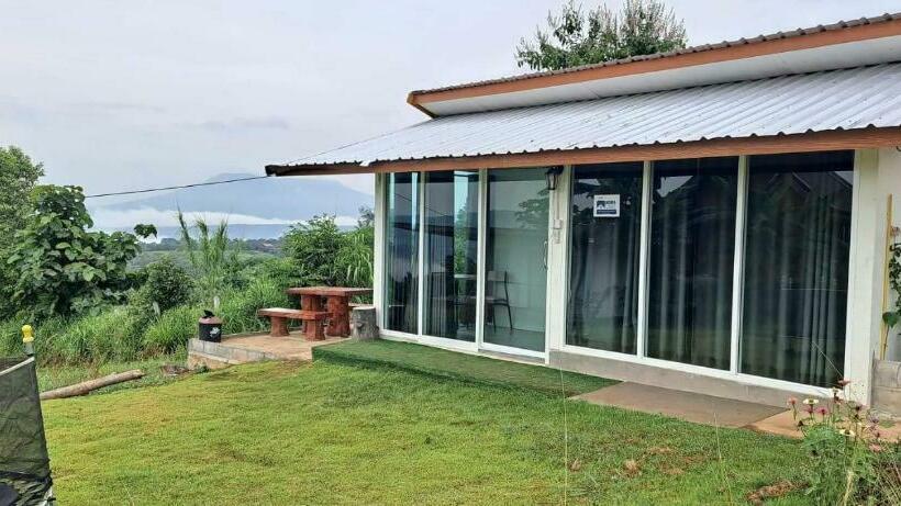 Standardrum med Terrass, บ้านไร่ระเบียงฟ้า น้ำหนาว แคมป์ปิ้ง