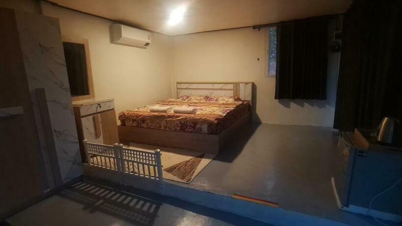 Номер Стандарт с Террасой, บ้านไร่ระเบียงฟ้า น้ำหนาว แคมป์ปิ้ง