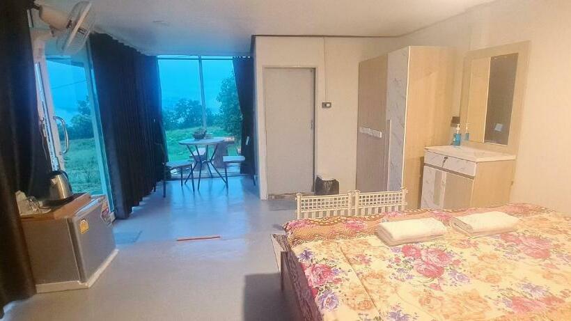 Standardrum med Terrass, บ้านไร่ระเบียงฟ้า น้ำหนาว แคมป์ปิ้ง