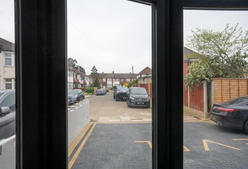 标准间, Paragraph Edmonton