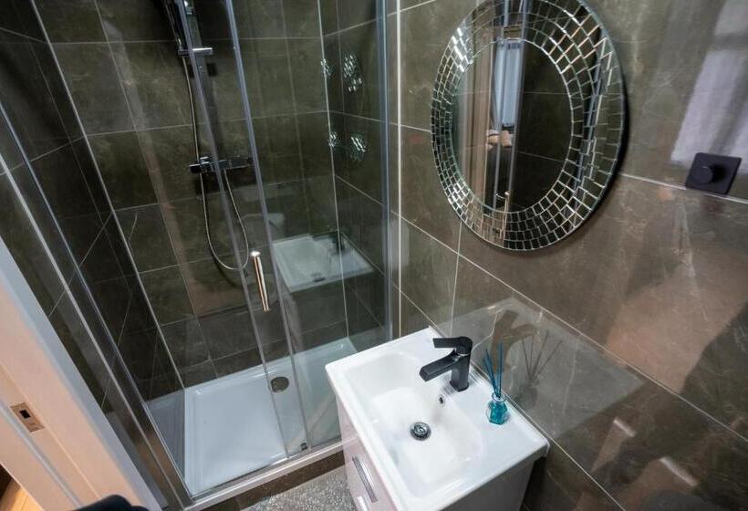 标准间, Paragraph Edmonton