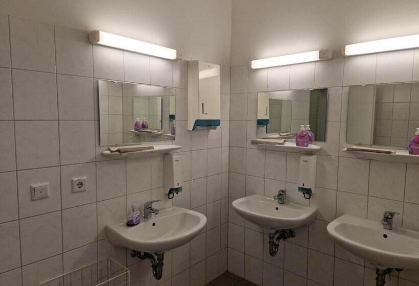 חדר סטנדרטי לארבעה עם חדר אמבטיה משותף, Schloss Rothenklempenow