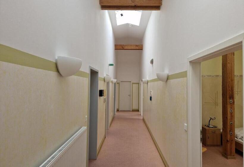 חדר סטנדרטי לארבעה עם חדר אמבטיה משותף, Schloss Rothenklempenow