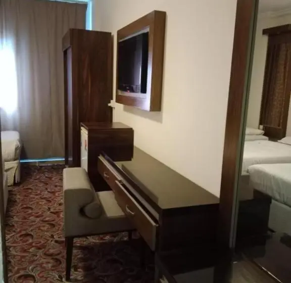 Deluxe Kolmen Hengen Huone, Sky View Hotel, Madinah