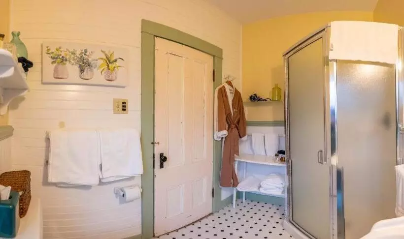 リバービュースイート, Clementine S Guest House & Vacation Rentals