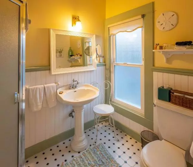 リバービュースイート, Clementine S Guest House & Vacation Rentals